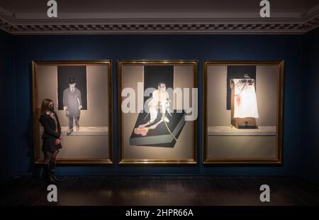 Christie’s, Londres, Royaume-Uni. 23 février 2022. Les points forts de la vente en soirée londonienne des 20e et 21e siècles et de l'art de la vente en soirée surréaliste comprennent un triptyque Francis Bacon, Lucian Freud, Picasso et René Magritte. Les ventes en ligne et en direct ont lieu le 1er mars 2022. Image : Francis Bacon, Triptyque 1986-7. Montant estimatif : 35 000 000 à 55 000 000 livres sterling. Crédit : Malcolm Park/Alamy Live News Banque D'Images