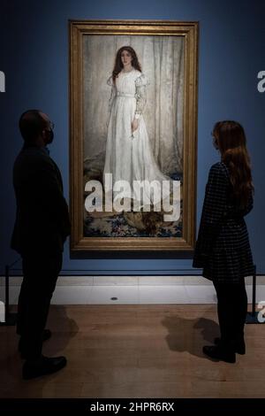 Londres, Royaume-Uni. 23 février 2022. Point de vue du personnel « Symphony in White, no I: The White Girl », 1862, par James McNeill Whistler. Aperçu de « la femme de Whistler en blanc : Joanna Hiffernan », la première exposition à examiner le rôle important joué par le modèle de Whistler, Joanna Hiffernan, originaire d’Irlande. Plus de 70 œuvres sont à l'Académie royale des arts du 26 février au 22 mai 2022. Credit: Stephen Chung / Alamy Live News Banque D'Images