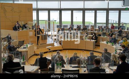 Kiel, Allemagne. 23rd févr. 2022. Daniel Günther (1 debout, CDU), Ministre Président du Schleswig-Holstein, prend la parole en séance plénière du Parlement de l'État. Le ministre-président Günther a fait une déclaration du gouvernement sur la situation actuelle de la Corona au Schleswig-Holstein. La semaine dernière, le politicien de la CDU a annoncé une série de mesures de secours dans divers domaines, qui doivent entrer en vigueur jeudi de la semaine prochaine. Credit: Marcus Brandt/dpa/Alay Live News Banque D'Images