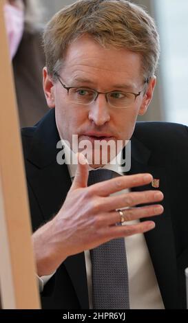 Kiel, Allemagne. 23rd févr. 2022. Daniel Günther (CDU), Ministre Président du Schleswig-Holstein, prend la parole en séance plénière du Parlement de l'État. Le ministre-président Günther a fait une déclaration du gouvernement sur la situation actuelle de la Corona au Schleswig-Holstein. La semaine dernière, le politicien de la CDU a annoncé une série de mesures de secours dans divers domaines, qui doivent entrer en vigueur jeudi de la semaine prochaine. Credit: Marcus Brandt/dpa/Alay Live News Banque D'Images