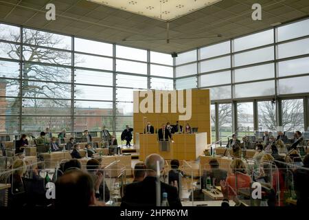 Kiel, Allemagne. 23rd févr. 2022. Daniel Günther (M., CDU), Ministre-Président du Schleswig-Holstein, prend la parole en séance plénière du Parlement de l'État. Le ministre-président Günther a fait une déclaration du gouvernement sur la situation actuelle de la Corona au Schleswig-Holstein. La semaine dernière, le politicien de la CDU a annoncé une série de mesures de secours dans divers domaines, qui doivent entrer en vigueur jeudi de la semaine prochaine. Credit: Marcus Brandt/dpa/Alay Live News Banque D'Images