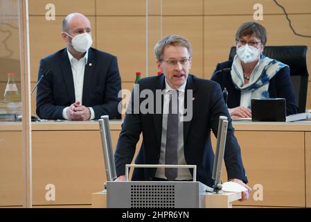 Kiel, Allemagne. 23rd févr. 2022. Daniel Günther (M., CDU), Ministre-Président du Schleswig-Holstein, prend la parole en séance plénière du Parlement de l'État. Le ministre-président Günther a fait une déclaration du gouvernement sur la situation actuelle de la Corona au Schleswig-Holstein. La semaine dernière, le politicien de la CDU a annoncé une série de mesures de secours dans divers domaines, qui doivent entrer en vigueur jeudi de la semaine prochaine. Credit: Marcus Brandt/dpa/Alay Live News Banque D'Images