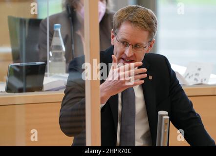 Kiel, Allemagne. 23rd févr. 2022. Daniel Günther (CDU), Ministre Président du Schleswig-Holstein, prend la parole en séance plénière du Parlement de l'État. Le ministre-président Günther a fait une déclaration du gouvernement sur la situation actuelle de la Corona au Schleswig-Holstein. La semaine dernière, le politicien de la CDU a annoncé une série de mesures de secours dans divers domaines, qui doivent entrer en vigueur jeudi de la semaine prochaine. Credit: Marcus Brandt/dpa/Alay Live News Banque D'Images