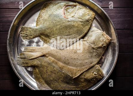 tout le poisson flet est cru et propre, prêt à cuire Banque D'Images