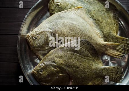 tout le poisson flet est cru et propre, prêt à cuire Banque D'Images