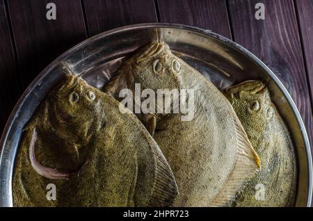 tout le poisson flet est cru et propre, prêt à cuire Banque D'Images