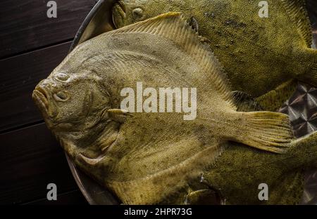 tout le poisson flet est cru et propre, prêt à cuire Banque D'Images