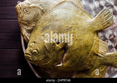 tout le poisson flet est cru et propre, prêt à cuire Banque D'Images