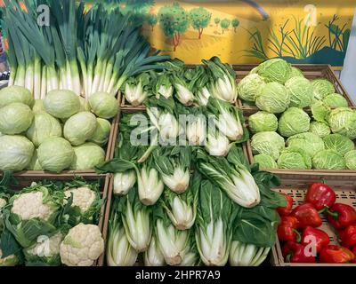 Légumes sur les étagères du supermarché, vue d'ensemble des cabages, poireaux, poivrons et coûts de verger, vue de dessus Banque D'Images