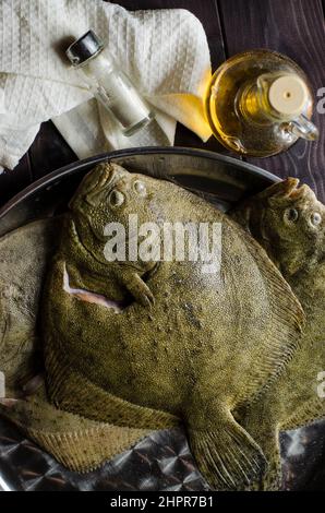 tout le poisson flet est cru et propre, prêt à cuire Banque D'Images