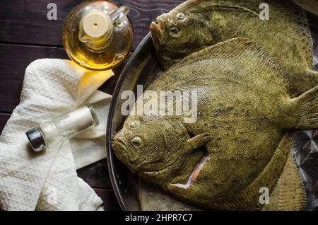 tout le poisson flet est cru et propre, prêt à cuire Banque D'Images