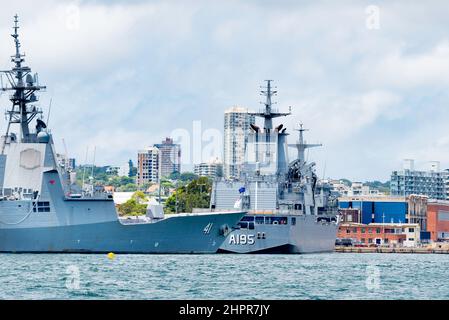 Destructeur de missiles guidé de la classe Hobart, HMAS Brisbane 41 et premier des deux navires de ravitaillement en huile auxiliaire de la classe d'approvisionnement (AOR), HMAS Supply A195 Banque D'Images