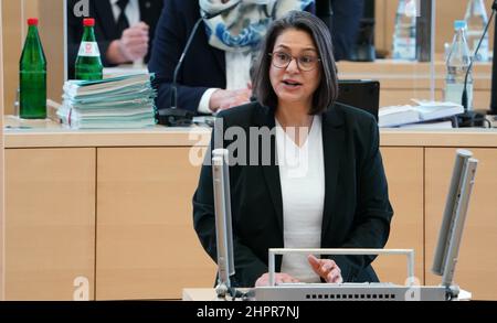 Kiel, Allemagne. 23rd févr. 2022. Serpil Midyatli, chef du groupe parlementaire et président d'État du SPD du Schleswig-Holstein, prend la parole lors de la session plénière du Parlement d'État. Avant cela, le ministre-président Günther a fait une déclaration du gouvernement sur la situation actuelle de la Corona au Schleswig-Holstein. La semaine dernière, le politicien de la CDU a annoncé une série de mesures de secours dans divers domaines, qui doivent entrer en vigueur jeudi de la semaine prochaine. Credit: Marcus Brandt/dpa/Alay Live News Banque D'Images