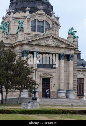 Entrée du bâtiment du bain thermal Szechenyi à Budapest, Hongrie Banque D'Images