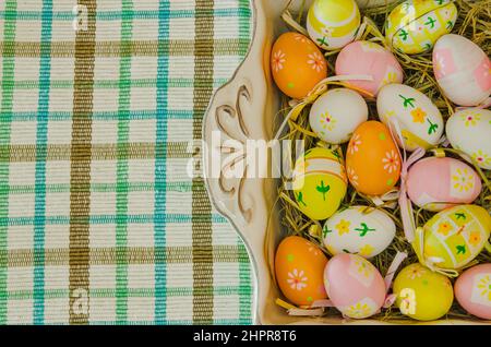 Arrière-plan de Pâques avec les oeufs de pâques. Banque D'Images