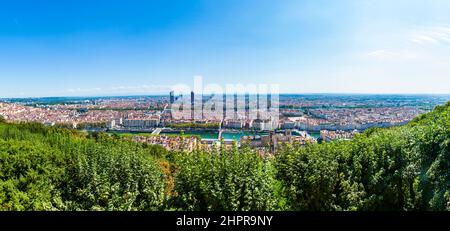 Lyon, France, le panorama de la ville sous le ciel bleu Banque D'Images