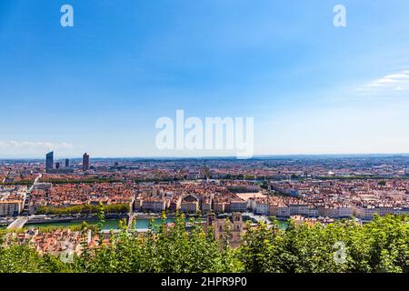 Lyon, France, le panorama de la ville sous le ciel bleu Banque D'Images