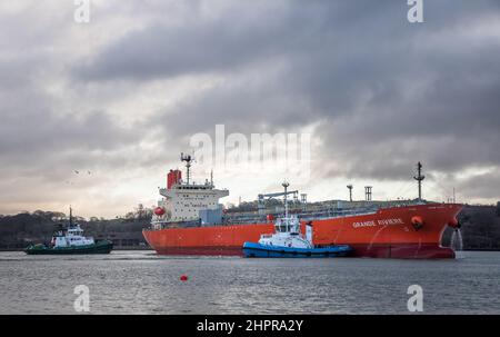 Marino point, Cork, Irlande. 23rd février, 2022.les bateaux de Tug Gerry O' Sullivan et Alex manœuvrent le Tanker Grande Riviere sur la rivière Lee alors qu'elle se prépare à quai à l'installation de port de Belvelly à Marino point, Co. Cork, Irlande avec une cargaison de méthanol - Credit; David Creedon / Alay Live News Banque D'Images