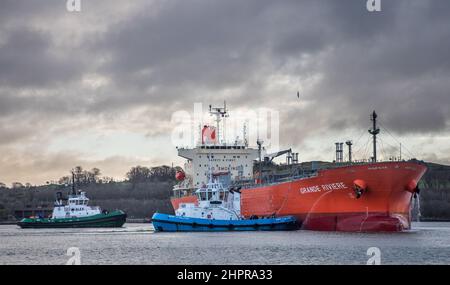 Marino point, Cork, Irlande. 23rd février, 2022.les bateaux de Tug Gerry O' Sullivan et Alex manœuvrent le Tanker Grande Riviere sur la rivière Lee alors qu'elle se prépare à quai à l'installation de port de Belvelly à Marino point, Co. Cork, Irlande avec une cargaison de méthanol - Credit; David Creedon / Alay Live News Banque D'Images