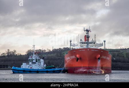 Marino point, Cork, Irlande. 23rd février, 2022.les bateaux de Tug Gerry O' Sullivan et Alex manœuvrent le Tanker Grande Riviere sur la rivière Lee alors qu'elle se prépare à quai à l'installation de port de Belvelly à Marino point, Co. Cork, Irlande avec une cargaison de méthanol - Credit; David Creedon / Alay Live News Banque D'Images