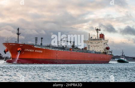 Marino point, Cork, Irlande. 23rd février, 2022.Tanker Grande Riviere vole le long de la rivière Lee escortée par le remorqueur Alex avec une cargaison de méthanol sur son chemin vers le port de Belvelly à Marino point à Co. Cork, Irlande. - Crédit; David Creedon / Alamy Live News Banque D'Images