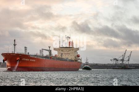 Marino point, Cork, Irlande. 23rd février, 2022.Tanker Grande Riviere vole le long de la rivière Lee escortée par le remorqueur Alex avec une cargaison de méthanol sur son chemin vers le port de Belvelly à Marino point à Co. Cork, Irlande. - Crédit; David Creedon / Alamy Live News Banque D'Images