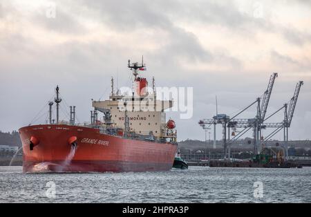 Marino point, Cork, Irlande. 23rd février, 2022.Tanker Grande Riviere vole le long de la rivière Lee escortée par le remorqueur Alex avec une cargaison de méthanol sur son chemin vers le port de Belvelly à Marino point à Co. Cork, Irlande. - Crédit; David Creedon / Alamy Live News Banque D'Images