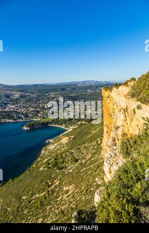 Vue de la ville de Cassis, Cap Canaille rock et la mer Méditerranée depuis la route des crêtes de la montagne, Provence, France Banque D'Images