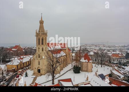 Vue aérienne sur l'église Saint-Michel à Sopron, Hongrie. Paysage urbain d'hiver. Banque D'Images