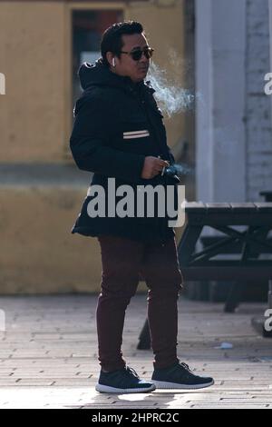 Amrit Magar arrive à la cour des magistrats de Bromley, dans le Kent. Il a reçu un ordre de contention de cinq ans après qu'il ait été reconnu coupable de traquer Emma Raducanu, une joueuse de tennis britannique de 19 ans. Date de la photo: Mercredi 23 février 2022. Banque D'Images