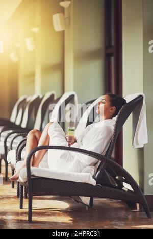 Aujourd'hui est pour être choyé. Photo d'une belle jeune femme au spa de beauté. Banque D'Images