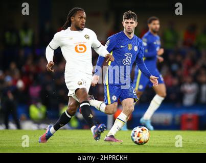 Londres, GBR. 22nd févr. 2022. Renato Sanches de Lille et Christian Pulisic de Chelsea pendant le match de football Chelsea / Lille, Ligue des champions de l'UEFA, Stamford Bridge, Londres, Royaume-Uni - 22 février 2022 crédit: Michael Zemanek/Alay Live News Banque D'Images