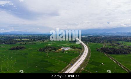 Vue aérienne de Sigli Banda Aceh (Sibanceh) route à péage, Aceh, Indonésie. Banque D'Images