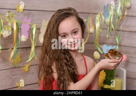 la fille tient des poulets dans ses mains. composition de pâques Banque D'Images