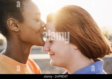 Les femmes heureuses gay couple ayant le moment tendre en plein air - LGBT et l'amour concept Banque D'Images