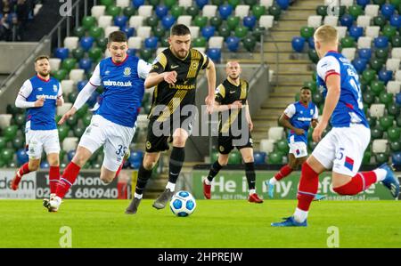 Linfield vs Larne dans la Danske Bank Premiership, mardi 8th février 2022 à Windsor Park, Belfast. Banque D'Images