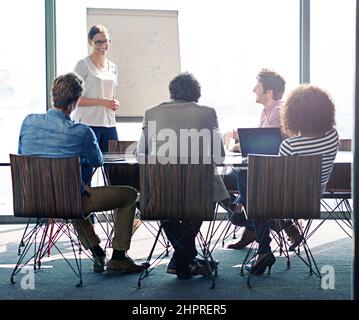 Prendre une longueur d'avance sur le projet. Photo d'un groupe de collègues assis sur une présentation dans une salle de conférence. Banque D'Images