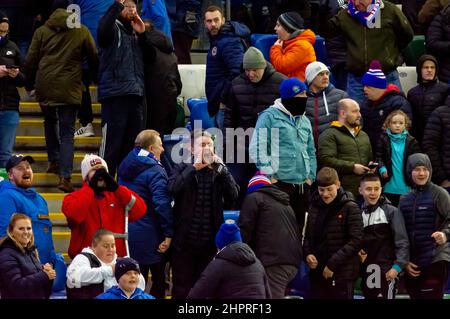 Linfield vs Larne dans la Danske Bank Premiership, mardi 8th février 2022 à Windsor Park, Belfast. Banque D'Images