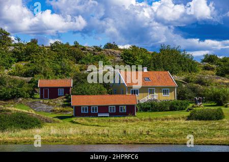 Cottages à l'extérieur d'Ekenäs, South Koster Island, Bohuslän, Västra Götalands län, Suède. Banque D'Images