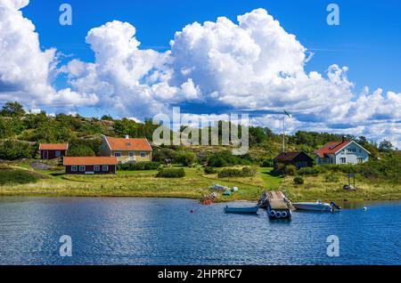 Cottages et palier à l'extérieur d'Ekenäs, île de Koster Sud, Bohuslän, Västra Götalands län, Suède. Banque D'Images