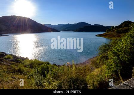 Coucher de soleil sur le lac Zaovine sur la montagne de Tara en Serbie le jour d'été. Banque D'Images