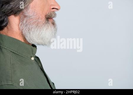 Profil rogné vue latérale portrait d'homme beau gris-cheveux espace de copie annonce toilettage isolé sur fond gris pastel couleur Banque D'Images