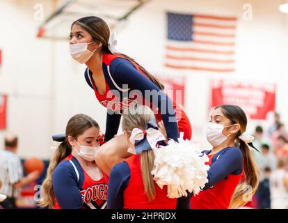 West Islip, New York, États-Unis - 8 février 2022 : les meneurs du lycée se disputant une pyramide tout en se présentant pour les fans lors d'un match de basket-ball en salle Banque D'Images