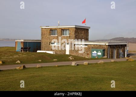 Le Bridgend Surf et Life Savers Club House et guettez les nageurs en détresse. Banque D'Images