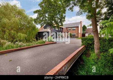 Swavesey, Cambridgeshire - août 22 2018: Maison traditionnelle en briques avec des élévations partielles en bois, longue allée et arbres de matyre dans le Banque D'Images