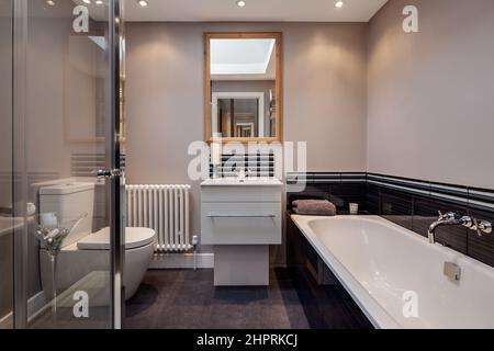 Swavesey, Cambridgeshire - août 22 2018: Salle de bains moderne de luxe haut de gamme avec des équipements modernes et élégants incluant baignoire de toilettes, cabine de douche et Banque D'Images