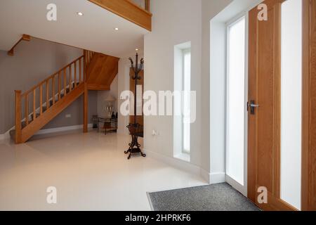 Swavesey, Cambridgeshire - août 22 2018: Entrée Grand hall lobb y dans une maison de luxe décorée de couleurs vives, y compris le sol carrelé en porcelaine brillante et Banque D'Images