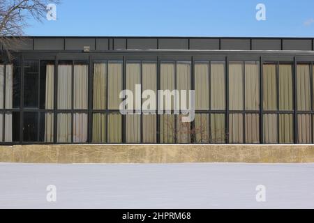 Une vue minimaliste et simpliste du Hermann Hall de Mies van der Rohe sur le campus de l'Illinois Tech. Banque D'Images
