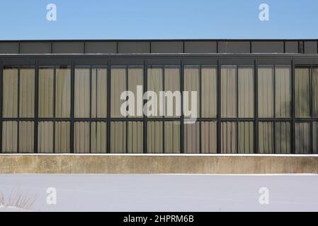 Une vue minimaliste et simpliste du Hermann Hall de Mies van der Rohe sur le campus de l'Illinois Tech. Banque D'Images