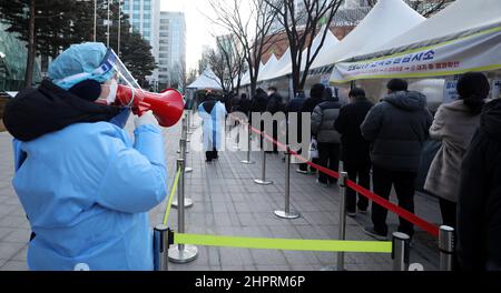 (220223) -- SÉOUL, 23 février 2022 (Xinhua) -- les gens attendent le test COVID-19 sur un site de test improvisé à Séoul, Corée du Sud, 23 février 2022. La Corée du Sud a rapporté un nouveau record de 171 452 cas de COVID-19 de plus à minuit mardi par rapport à il y a 24 heures, ce qui porte le nombre total d'infections à 2 329 182, ont déclaré les autorités sanitaires mercredi. (NEWSIS/document via Xinhua) Banque D'Images